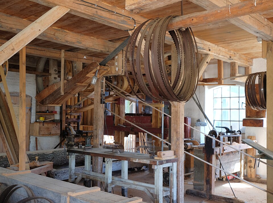 Atelier de charron et de charpentier, établis et outils